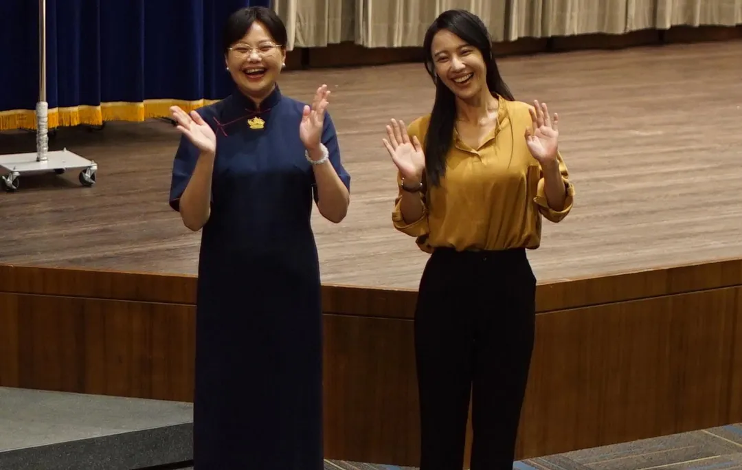 方宥心（右）坦言演出林嘉俐（左）的故事壓力很大。（圖／中視提供）
