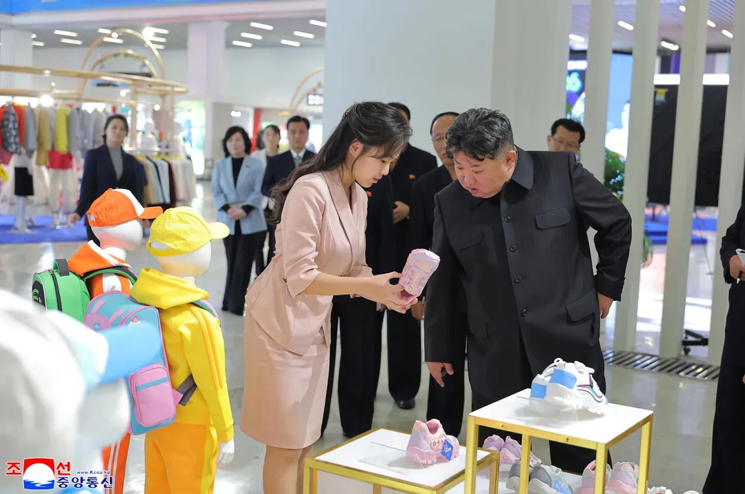 北韓官方釋出金正恩（前排右1）與女兒金主愛（前排左1）19日出席北韓平壤服裝與鞋類展覽的照片，回應海外媒體瘋傳「金正恩腦溢血死亡」的傳言。（圖／美聯社）