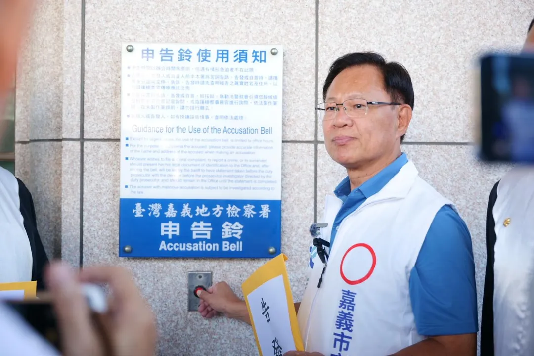 民眾黨嘉義市長參選人張啓楷20日到嘉義地檢署按鈴控告民進黨參選人王美惠及政治評論者姚立明。（圖／張啓楷團隊提供）