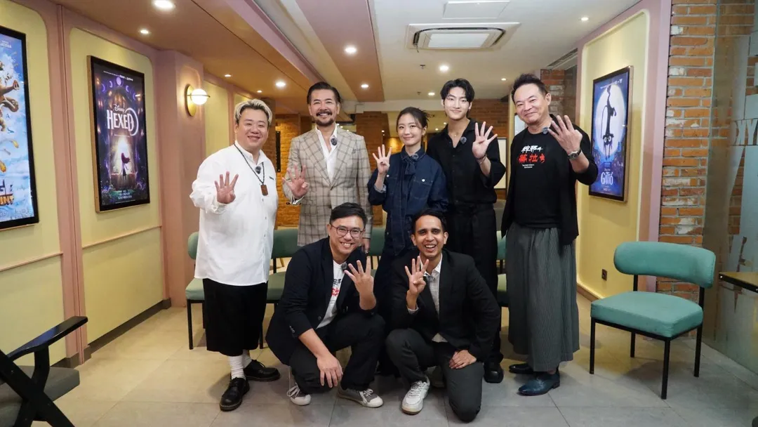 演員許安植（上排左三）秀出流利印尼文，還重現片中的驅魔咒語。（圖／華影 提供）