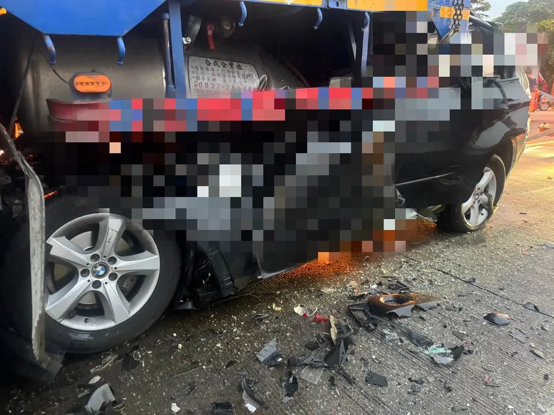 整輛BMW已經看不出原來的「車形」。（圖／民眾提供）