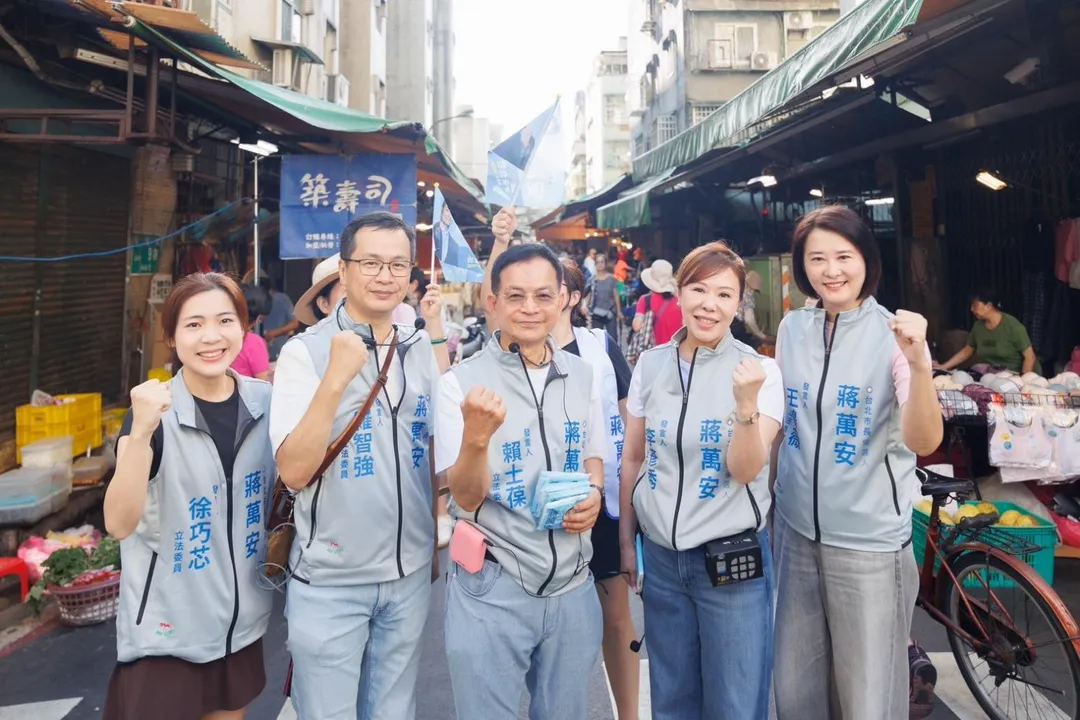 國民黨立委羅智強、徐巧芯、賴士葆、李彥秀、王鴻薇，代表蔣萬安前往六張犁白蘭市場掃街拜票。（圖／蔣萬安競辦）