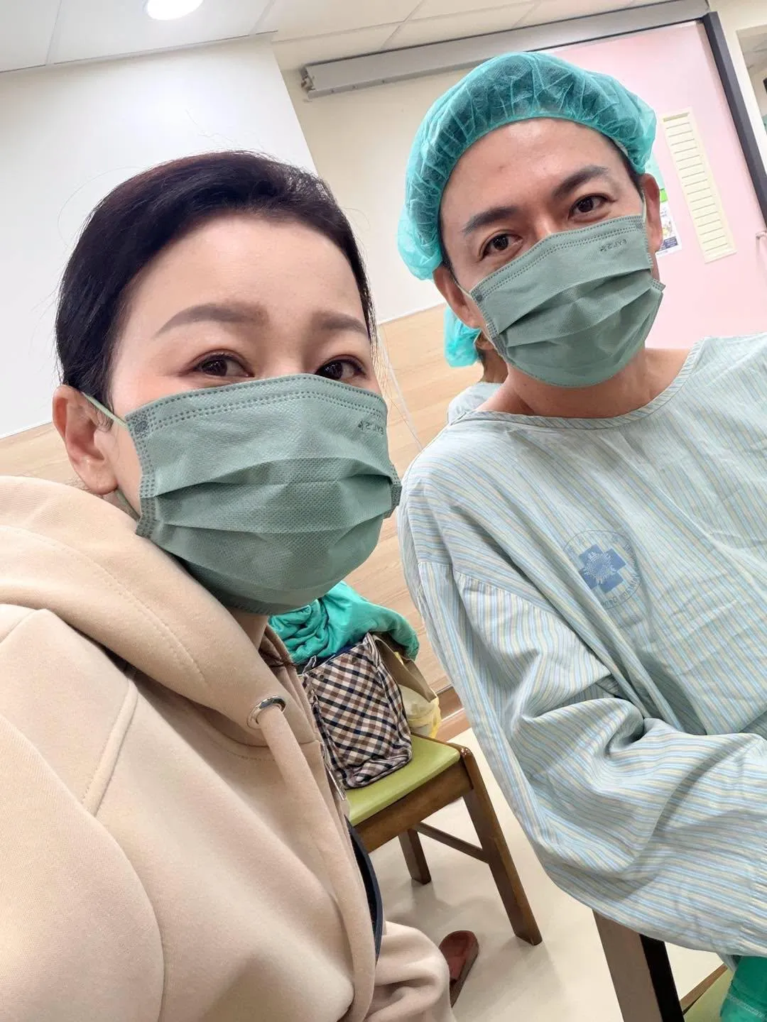 陳隨意因聲帶結節接受手術治療,妻子謝宜君21日透過社群替他報平安,表示過程相當順利。(圖/翻攝謝宜君 臉書)