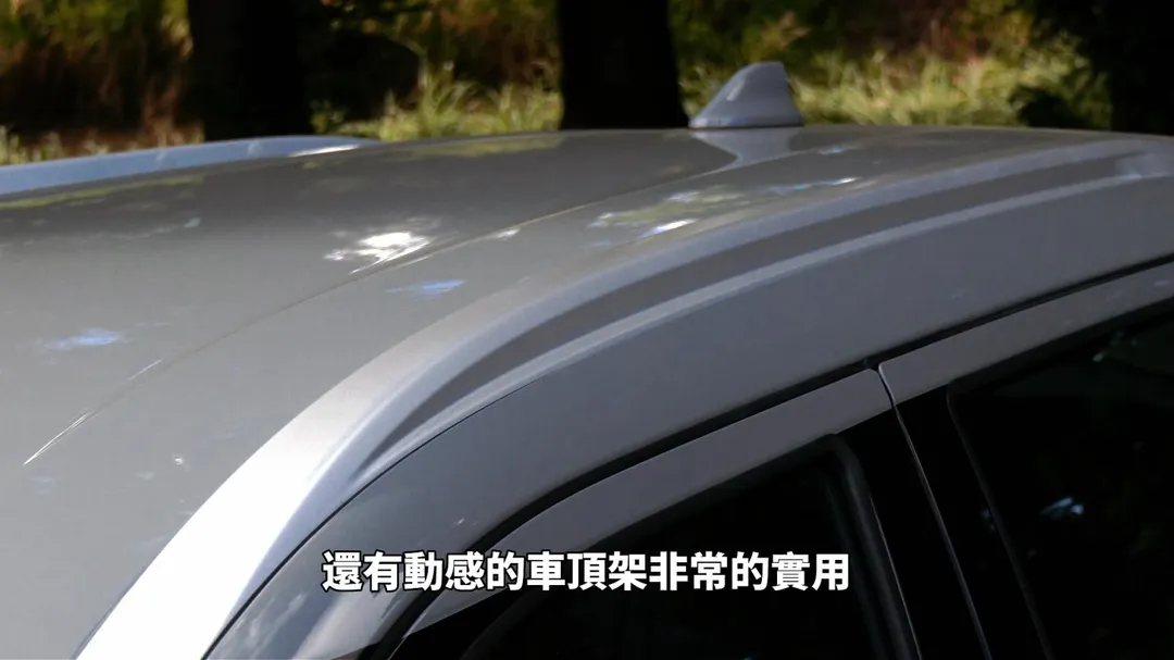 極楓版專屬霧銀車頂架，兼具個性化造型與實用機能（圖／中天車享家朱朱哥來聊車）