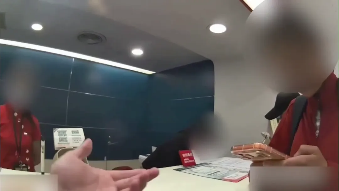 員警們阻詐的畫面。（圖／警方提供）