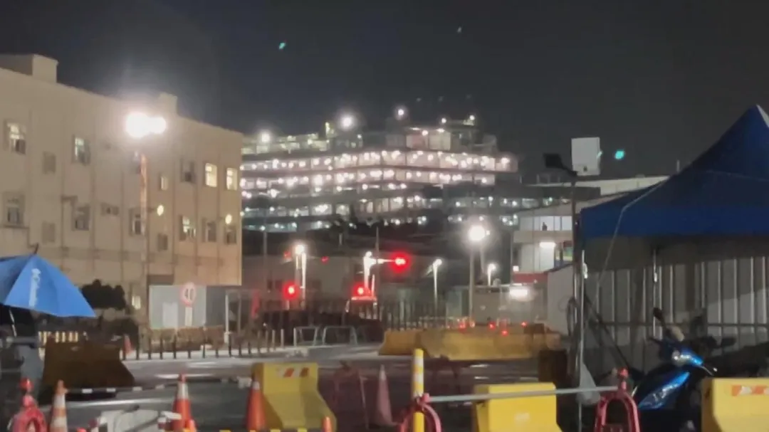台積電高雄楠梓F22廠傳出鋼構墜落意外，現場已遭勒令停工。（圖／中天新聞）