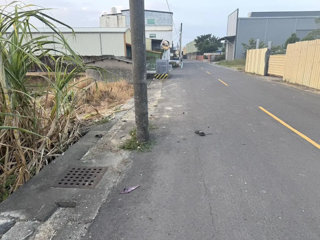 遭機車撞擊的路旁電線桿留有擦撞痕跡，警方到場採證調查。（圖／警方提供）