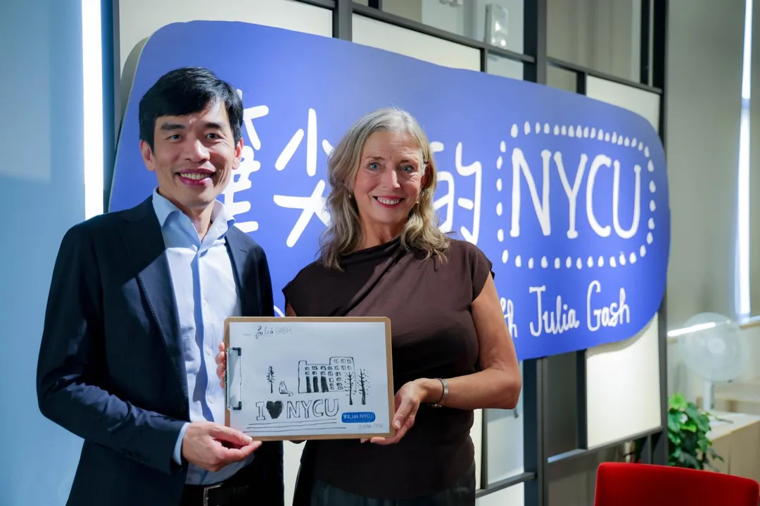 英國插畫家Julia Gash隨興試畫陽明交大校景，並贈予蔡金吾主任秘書。（圖／陽明交大）