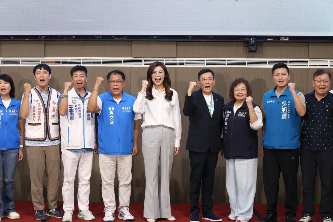 鄭麗文在新竹市行動中常會上特別感謝新竹市議長許修睿（右四）跟立委鄭正鈐。（圖／國民黨文傳會提供）