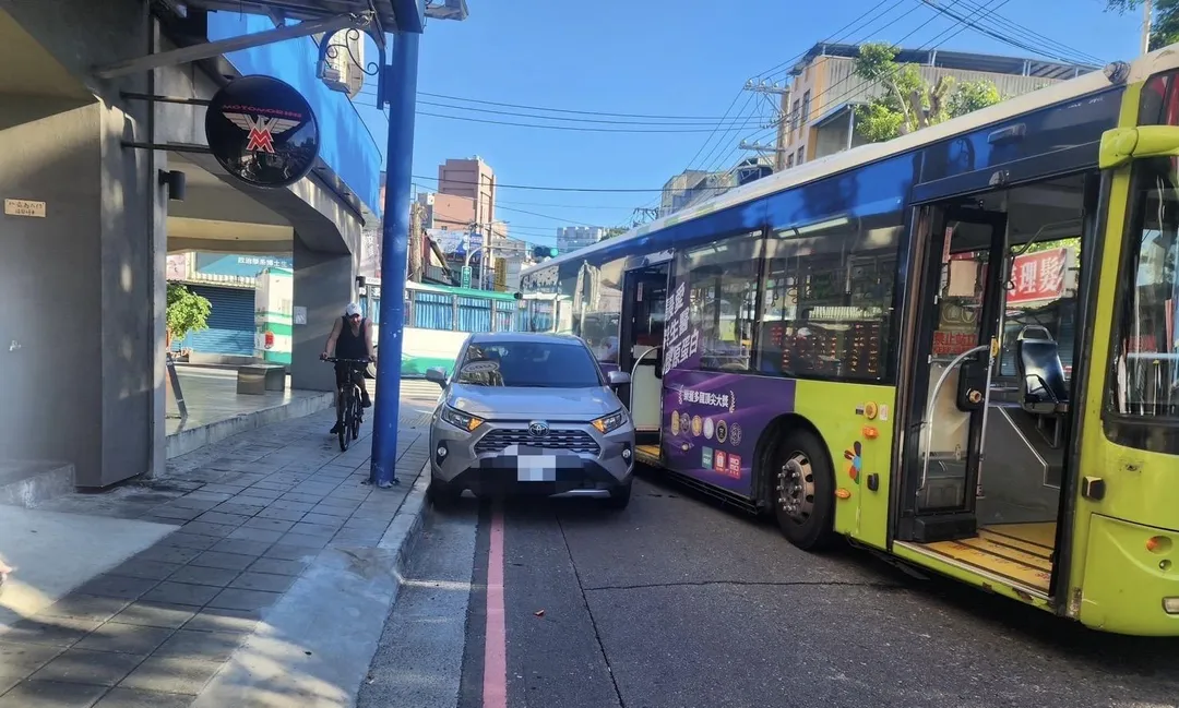 公車右側擦撞休旅車左後車尾。（圖／翻攝畫面）