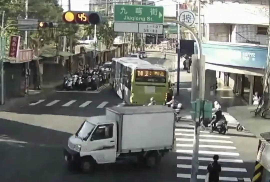 公車轉彎擦撞違停休旅車。（圖／翻攝畫面）
