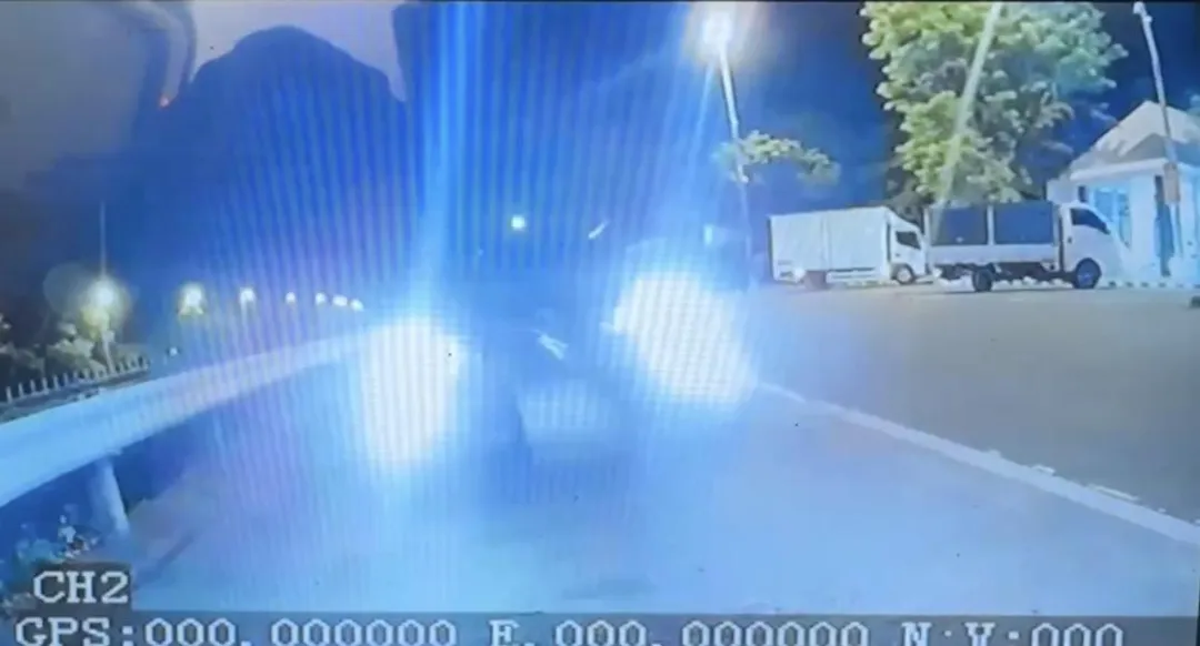 撞擊瞬間。（圖／台南道路救援張家班）