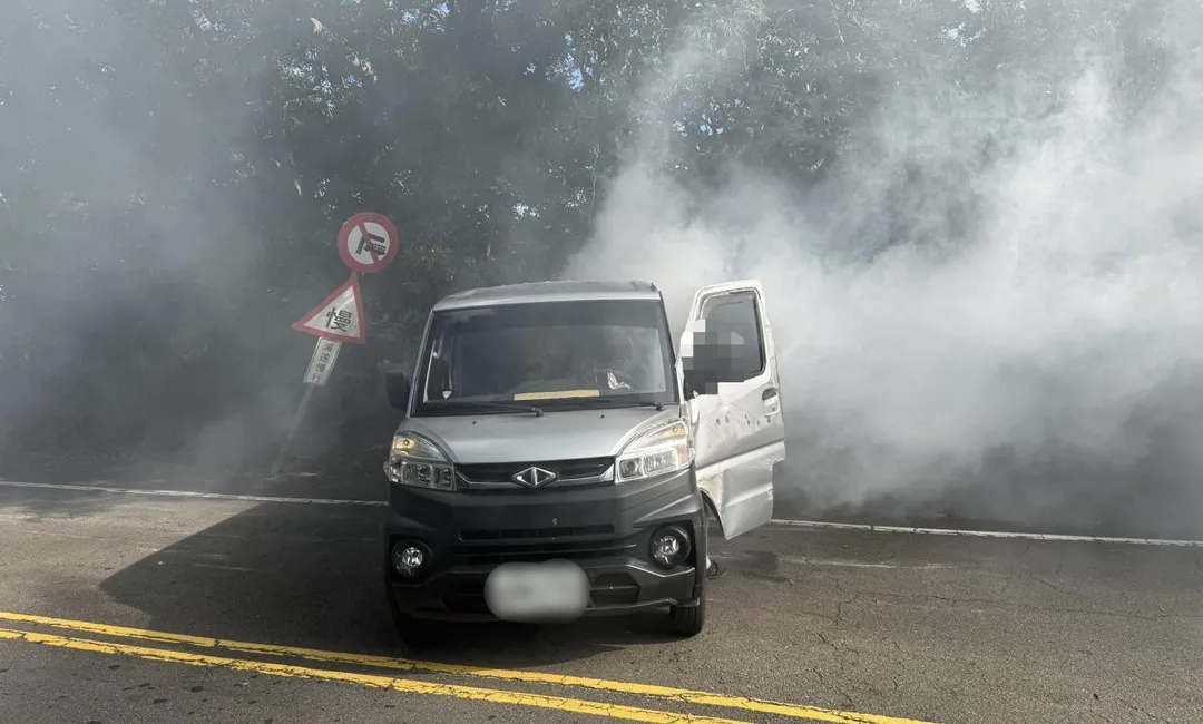小貨車扶正後不斷冒出白煙。（圖／翻攝畫面）