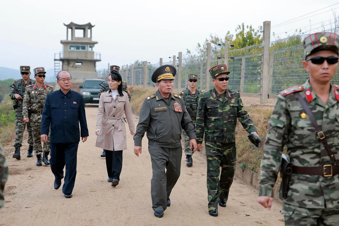 金與正在北韓前線與軍方官員一同視察。(圖/美聯社)