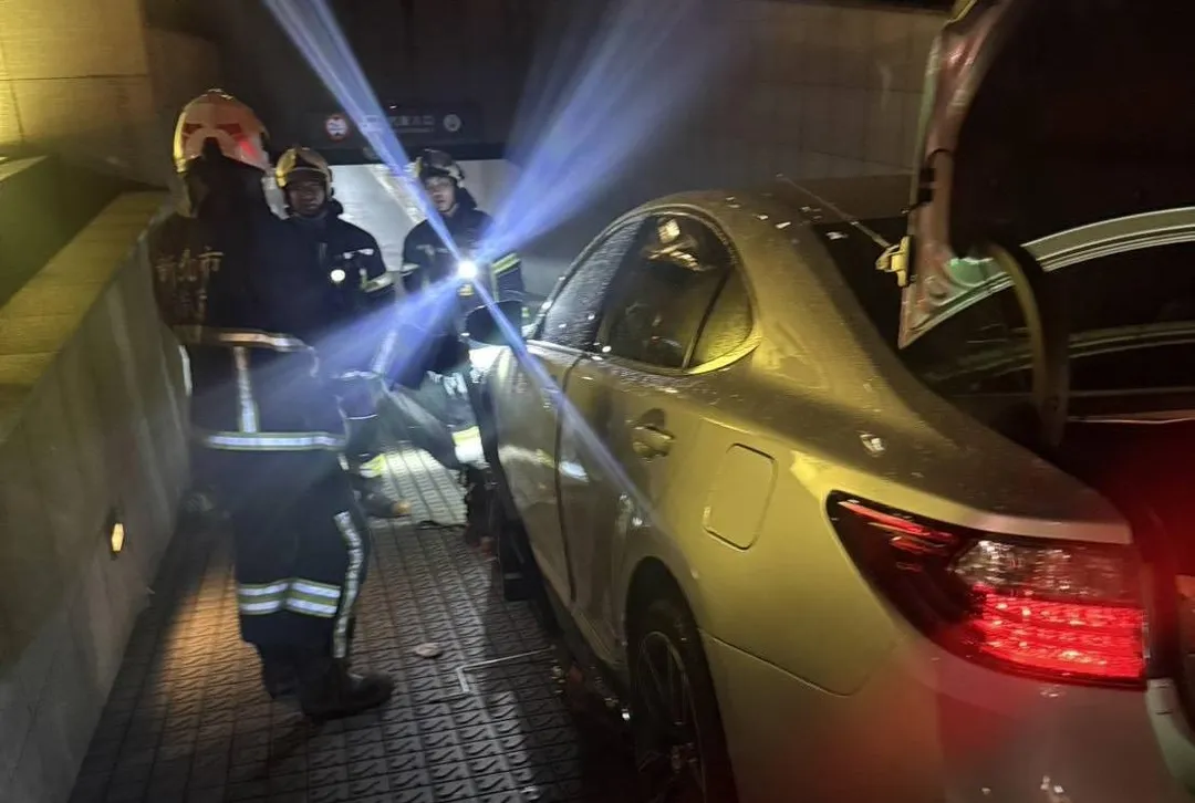 社區保全遭撞倒夾困車底警消到場救援。（圖／翻攝畫面）