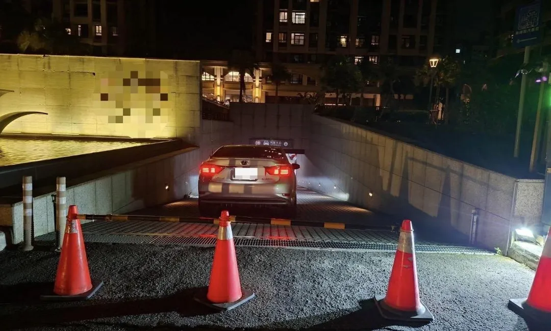 新北市淡水傍晚發生車禍。（圖／翻攝畫面）