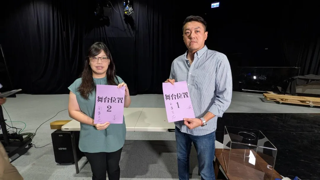 柯志恩和賴瑞隆陣營針對交鋒順序進行抽籤。（圖／中天新聞）