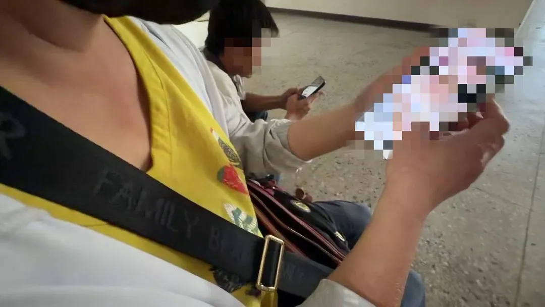 郭男妻子一邊看著自己在病榻上的照片，一邊回憶丈夫陪她抗癌28年的歲月。（圖／中天新聞）
