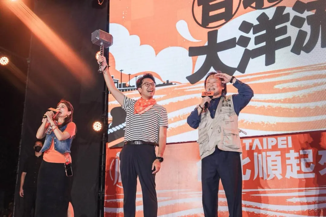 可能是一或多人和文字的圖像