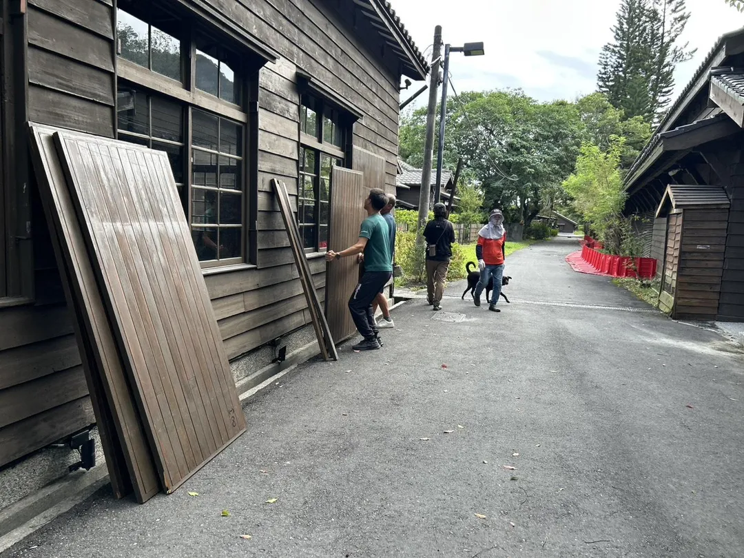 林田山林業文化園區颱風準備,上防颱板及解說設備防護。(圖/花蓮分署提供)