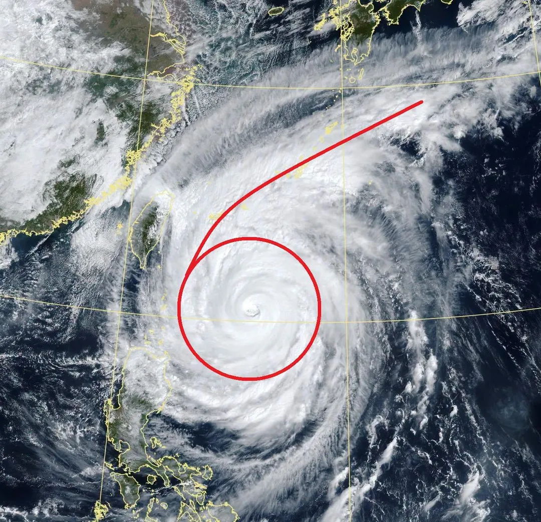 鄭明典曬出一張衛星雲圖，曝光「6字形」的颱風雲系。（圖／取自鄭明典臉書）
