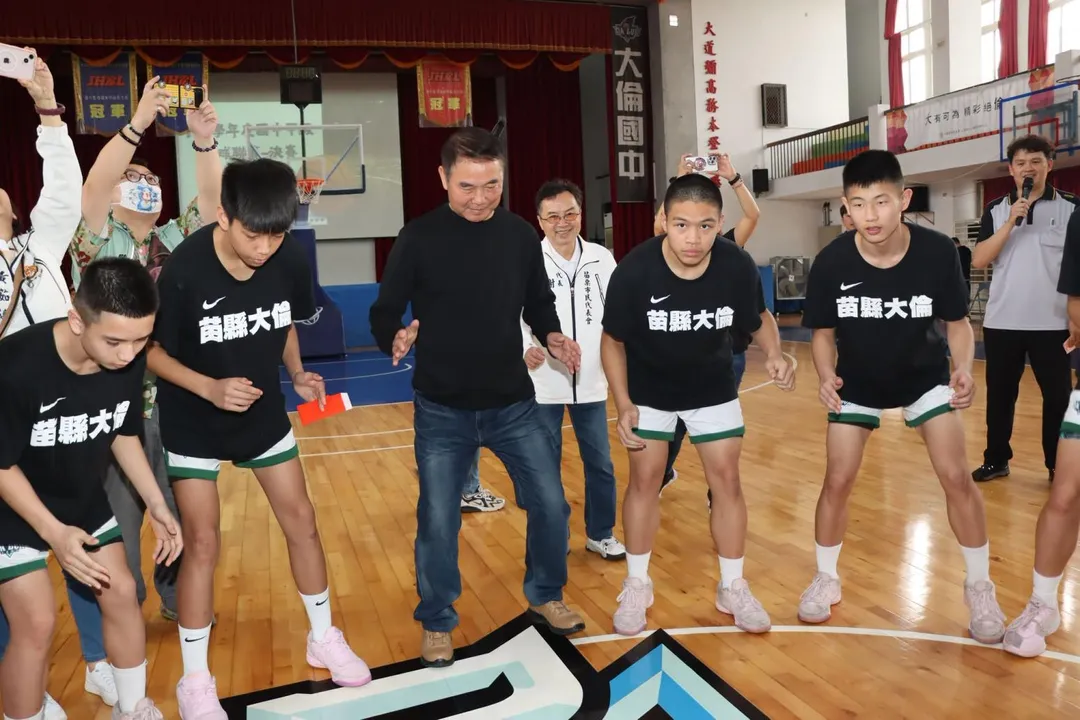 新北市錦和高中國中部防護員對苗栗大倫國中球員辱罵和比中指，引發各界撻伐，苗栗縣長鍾東錦力挺子弟兵。（圖／鍾東錦臉書）