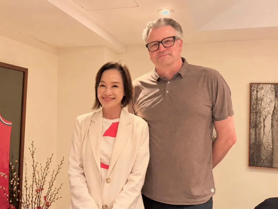 柯志恩與泰勒絲全球巡演重要推手「AEG Presents」資深副總裁Michael Harrison合影（攝自柯志恩臉書）