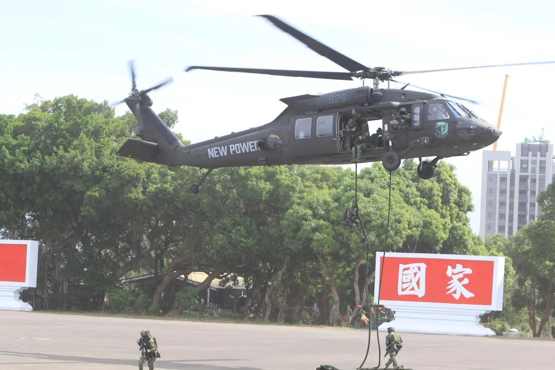 UH-60M直升機快速繩降。(圖/宋玉寧攝)