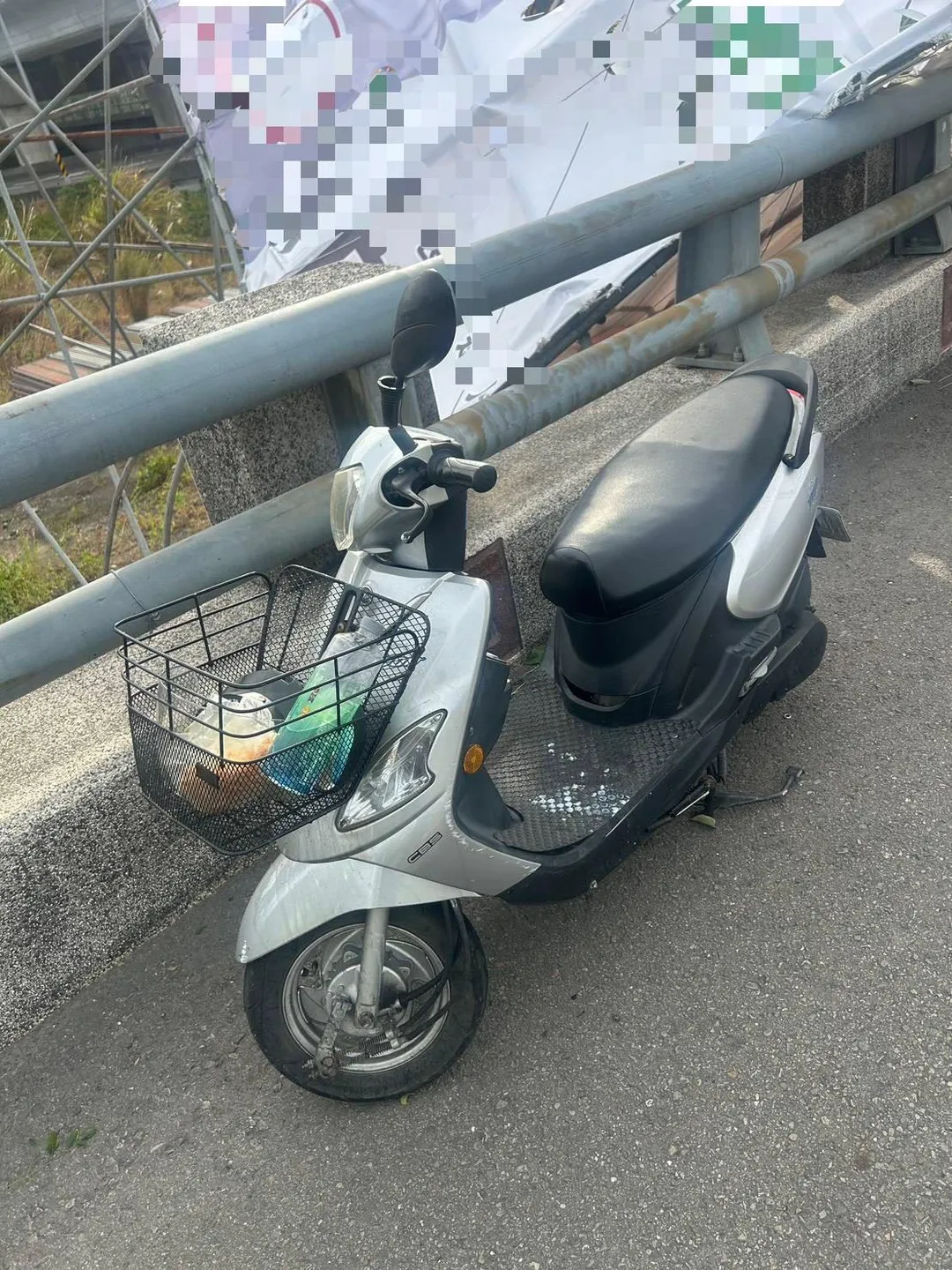 薔琵颱風強風狂吹，導致路邊競選看板倒塌。（圖／警方提供）