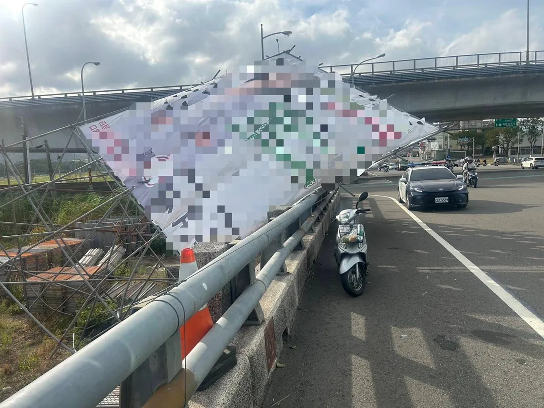 騎士疑遭倒塌看板繩索勒脖摔車。（圖／警方提供）