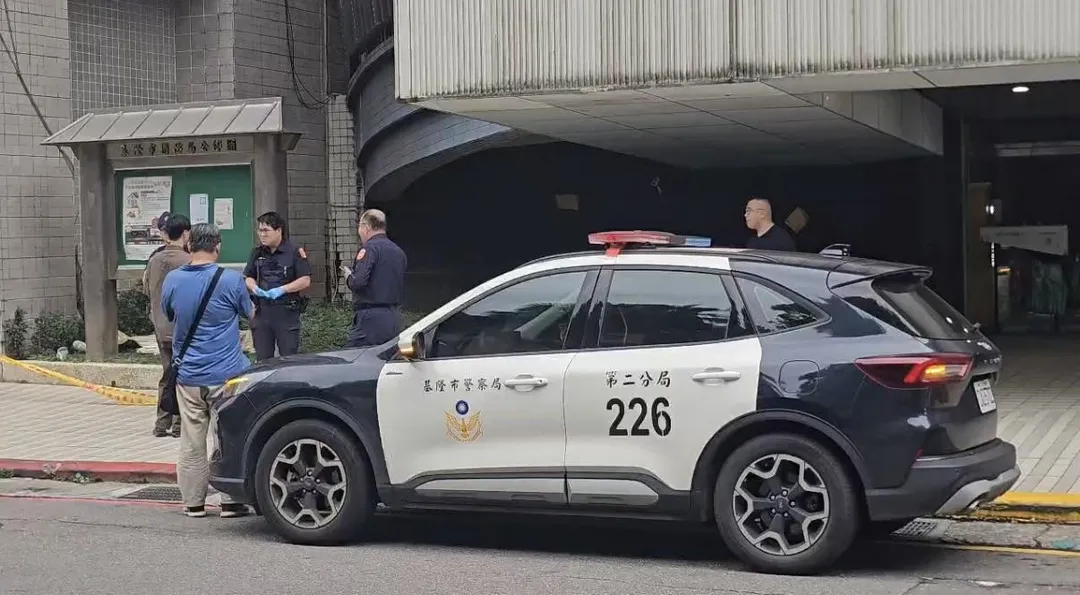 基隆一名男子疑從停車場墜落當場死亡。（圖／翻攝畫面）