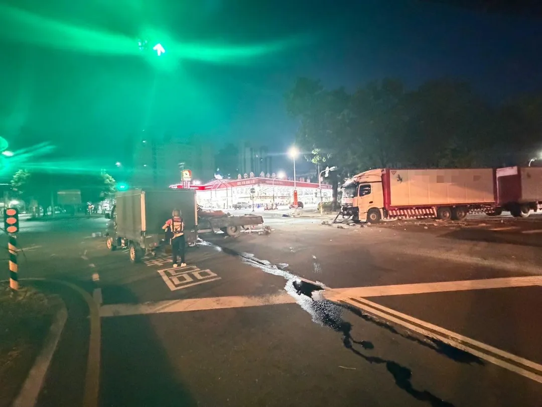 當時43歲董男駕駛聯結車沿興西路北往南直行，疑未注意車前狀況發生連環追撞事件，造成范男及其車上乘客31歲何男、54歲翁男共三人受傷送醫，所幸均無生命危險。（圖／警方提供）