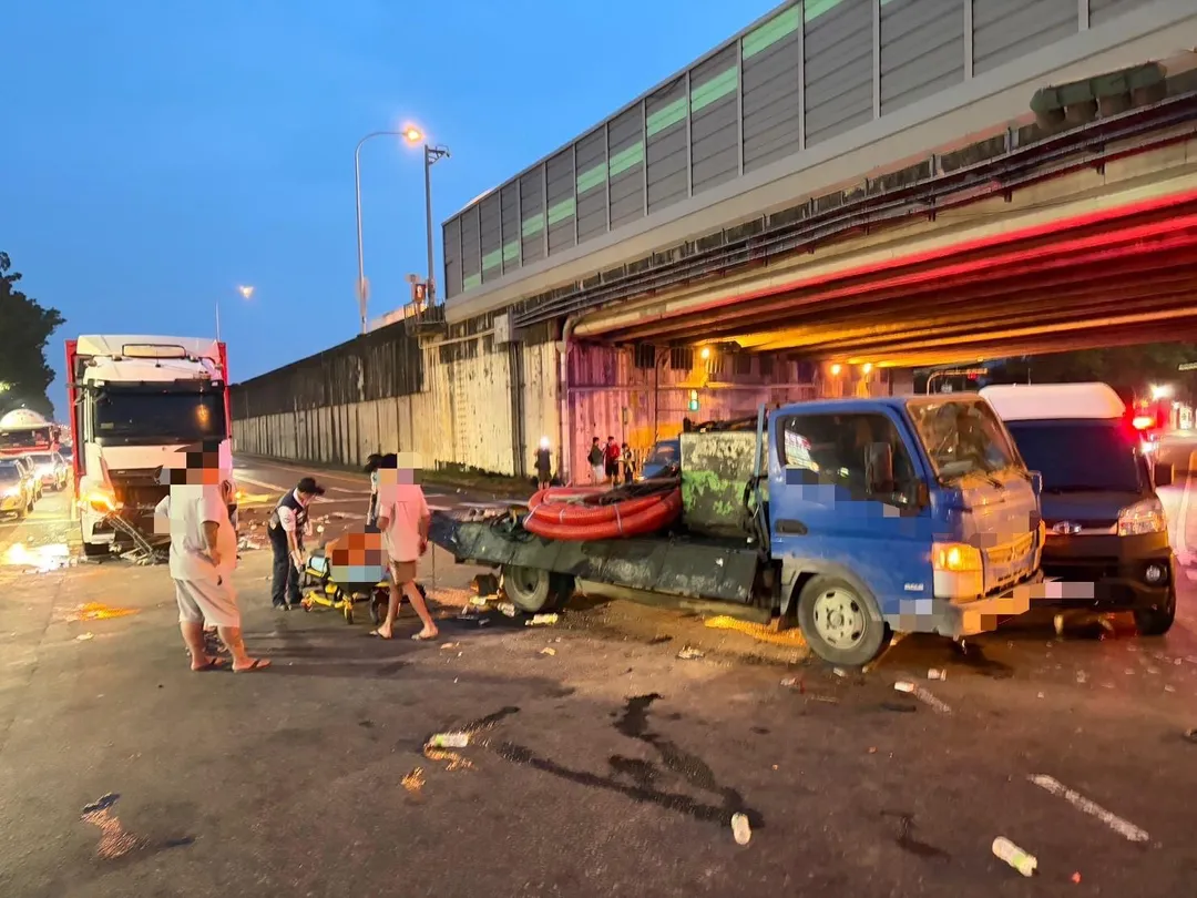 高雄市楠梓區興西路與興楠路口於今（22）日5時許發生車禍，造成3人受傷送醫。（圖／警方提供）