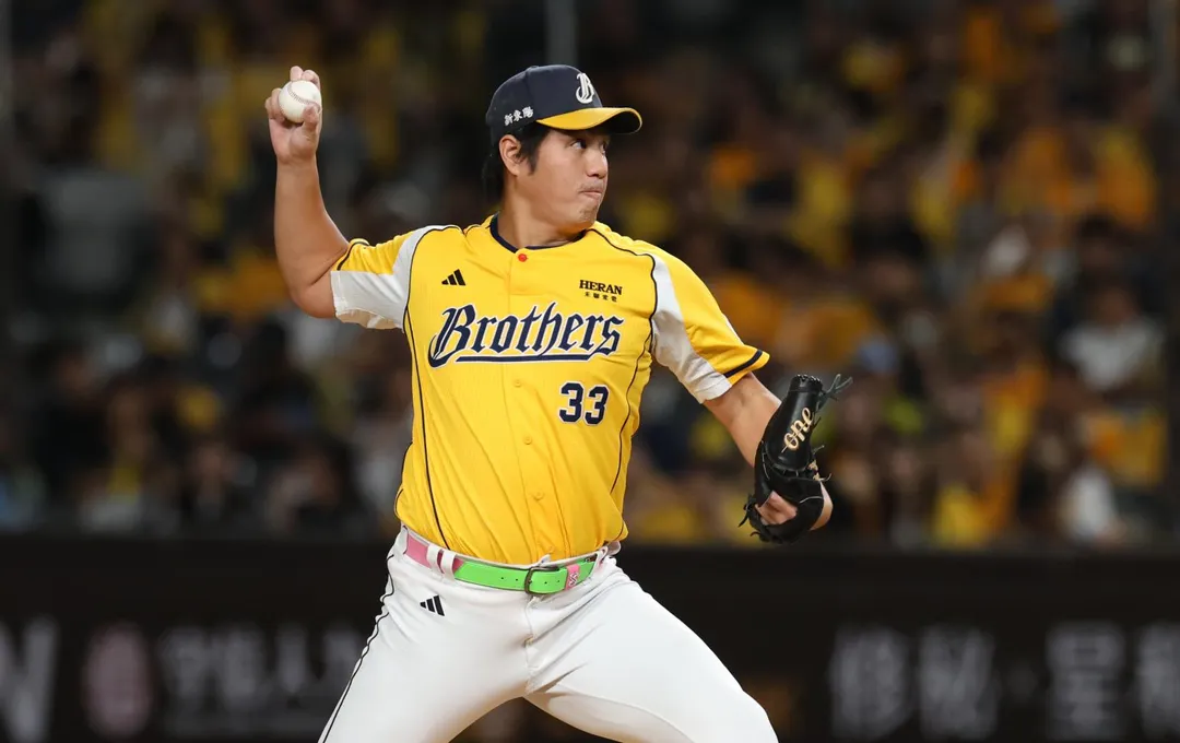 中職台灣大賽中信兄弟昨以5比4險勝味全龍，先發投手鄭浩均在5局失分退場時，竟當著教練王建民面大力丟球。（圖／記者譚兆青攝）