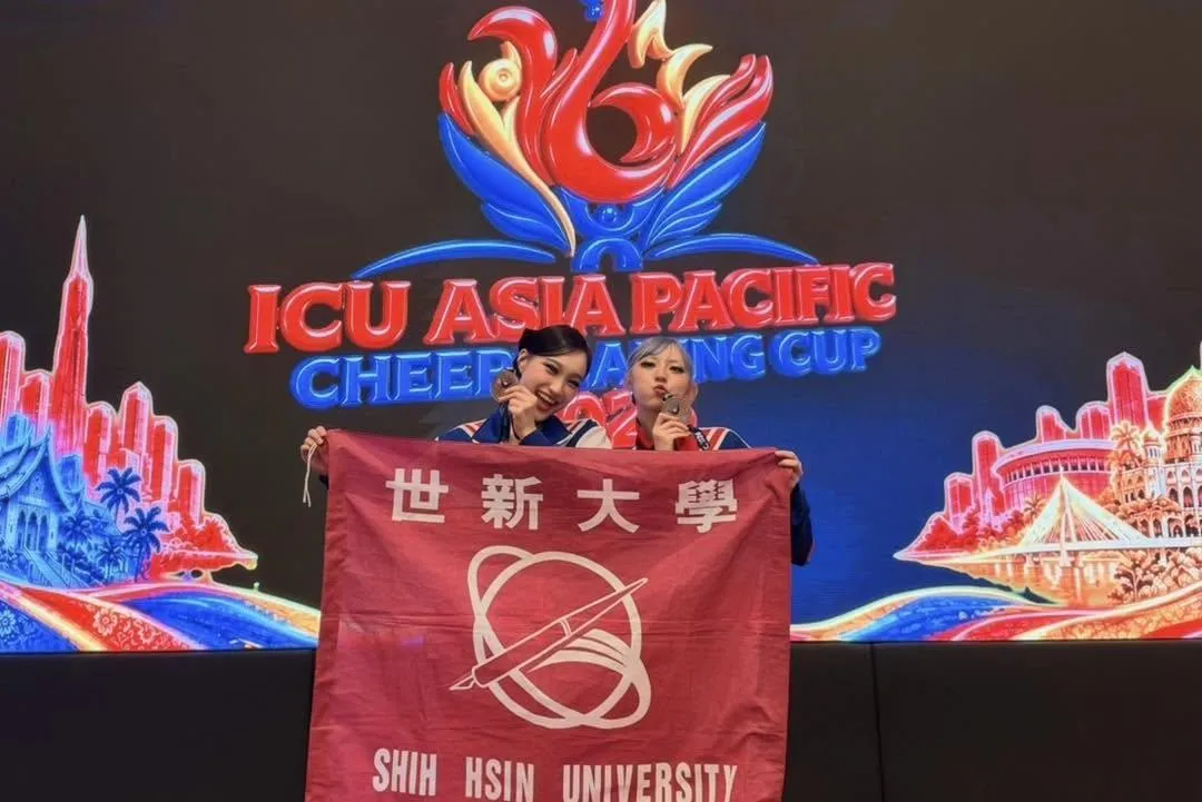世新大學啦啦隊於2026亞太啦啦隊盃舞蹈啦啦隊公開雙人嘻哈組摘銅，展現舞蹈技巧與雙人默契。（圖／翻攝自台灣世新大學啦啦隊Facebook粉專）