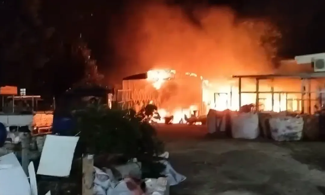 經確認，起火處為慈濟的資源回收站，詳細起火原因仍待進一步調查。（圖／新竹市消防局提供）