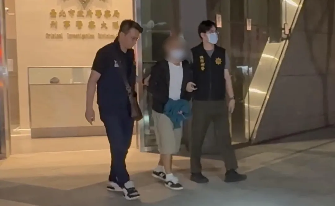 男子跨國運毒遭警方查獲送辦。(圖/翻攝畫面)