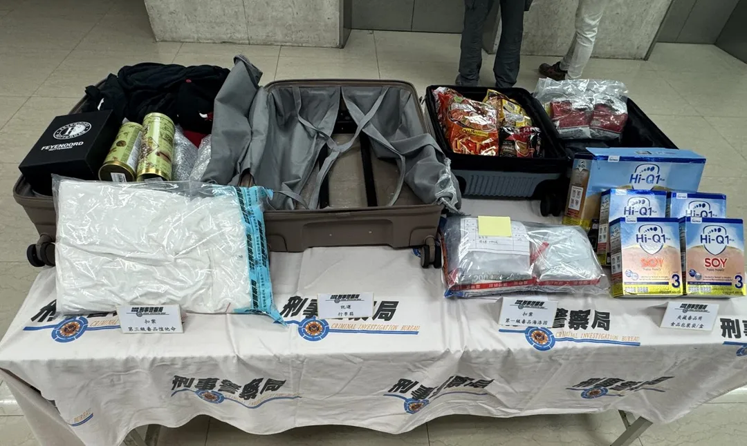 警方連續破獲5起假代購真運毒案查扣大量毒品。(圖/翻攝畫面)