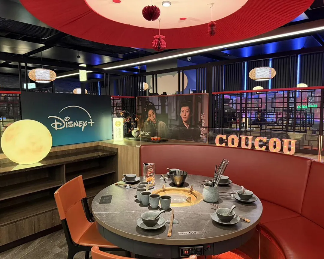 「湊湊火鍋」在台北大巨蛋店即日起至11月15日與Disney+合作打造劇迷限定應援快閃店。（圖／呷哺呷哺餐飲集團提供）