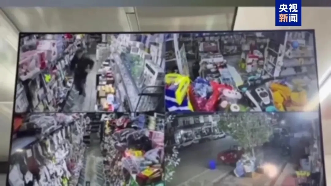 超市監視器鏡頭劇烈搖晃，貨架物品掉落在地。（圖／翻攝央視新聞）