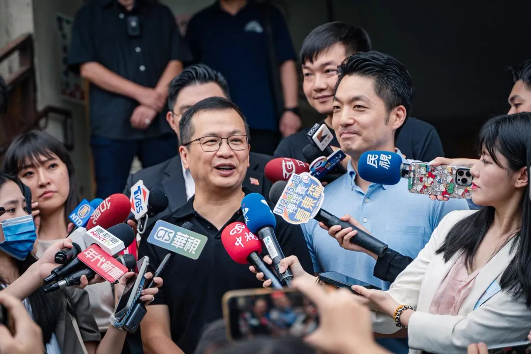 可能是一或多人、人群和文字的圖像