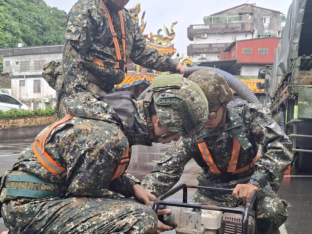 第三作戰區部隊檢整救災器具。（圖／陸軍提供）