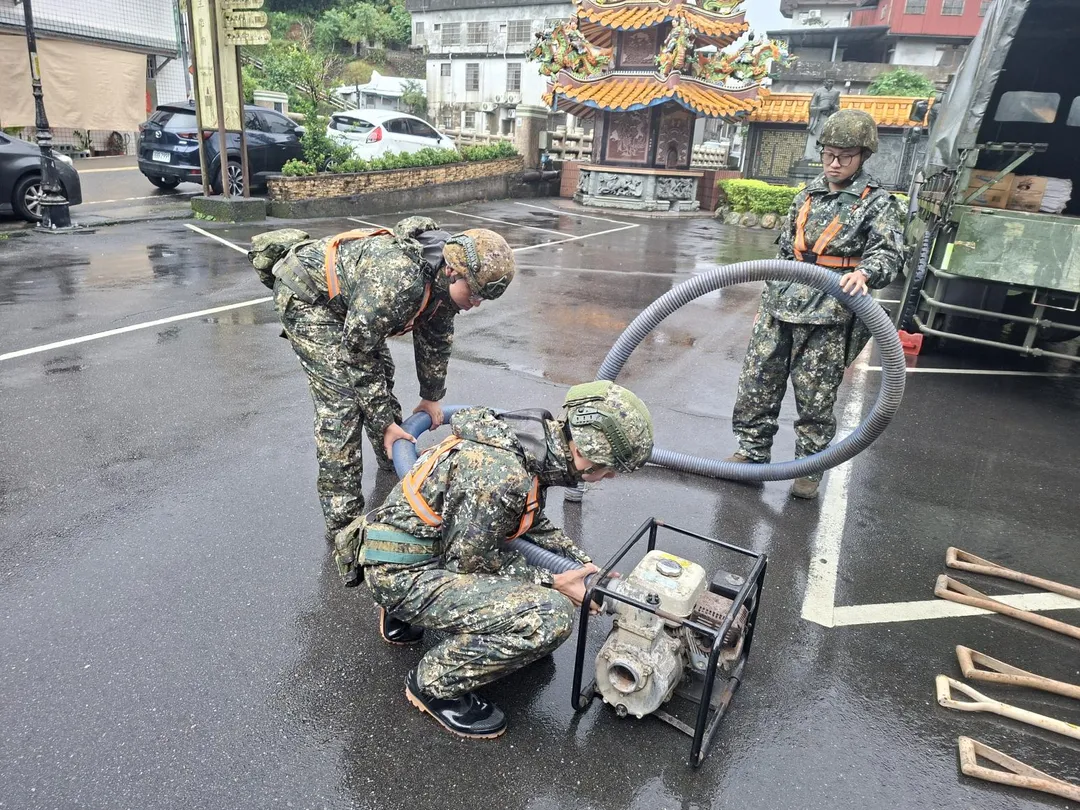 第三作戰區部隊檢整救災器具。（圖／陸軍提供）