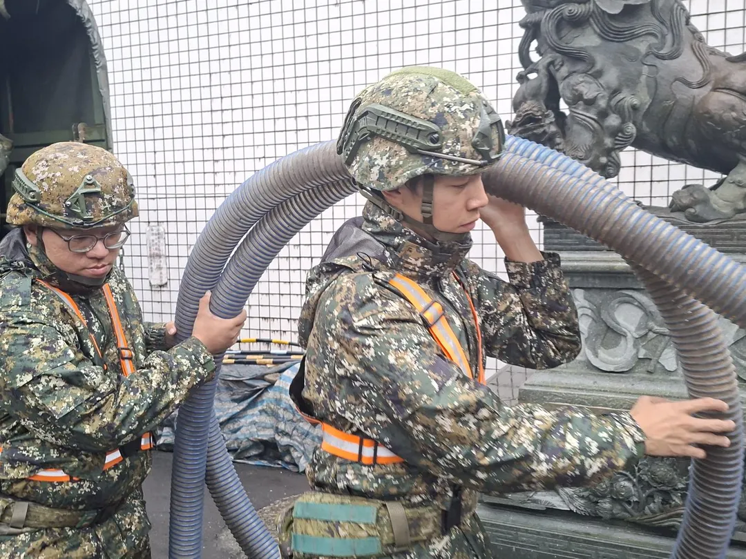 第三作戰區部隊檢整救災器具。（圖／陸軍提供）