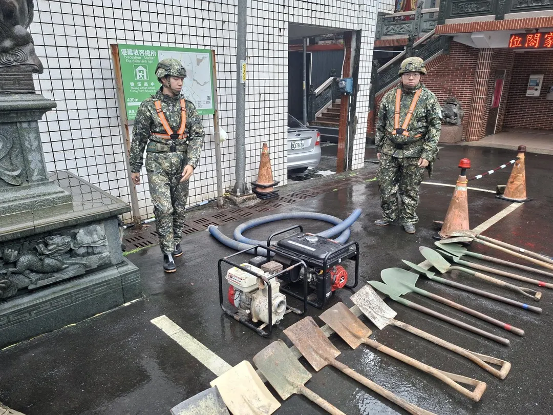 第三作戰區部隊檢整救災器具。（圖／陸軍提供）