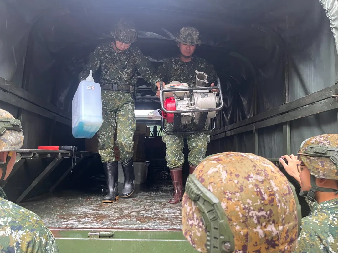 第三作戰區部隊檢整救災器具。（圖／陸軍提供）