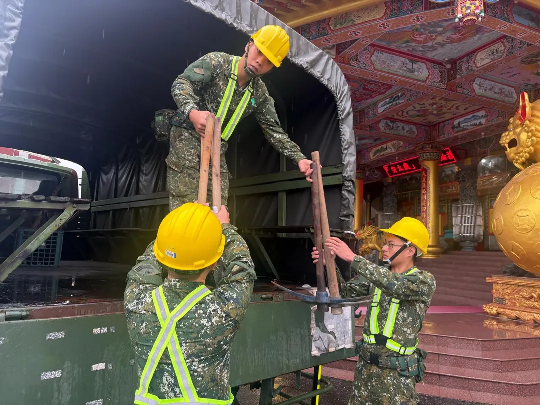第三作戰區部隊檢整救災器具。（圖／陸軍提供）