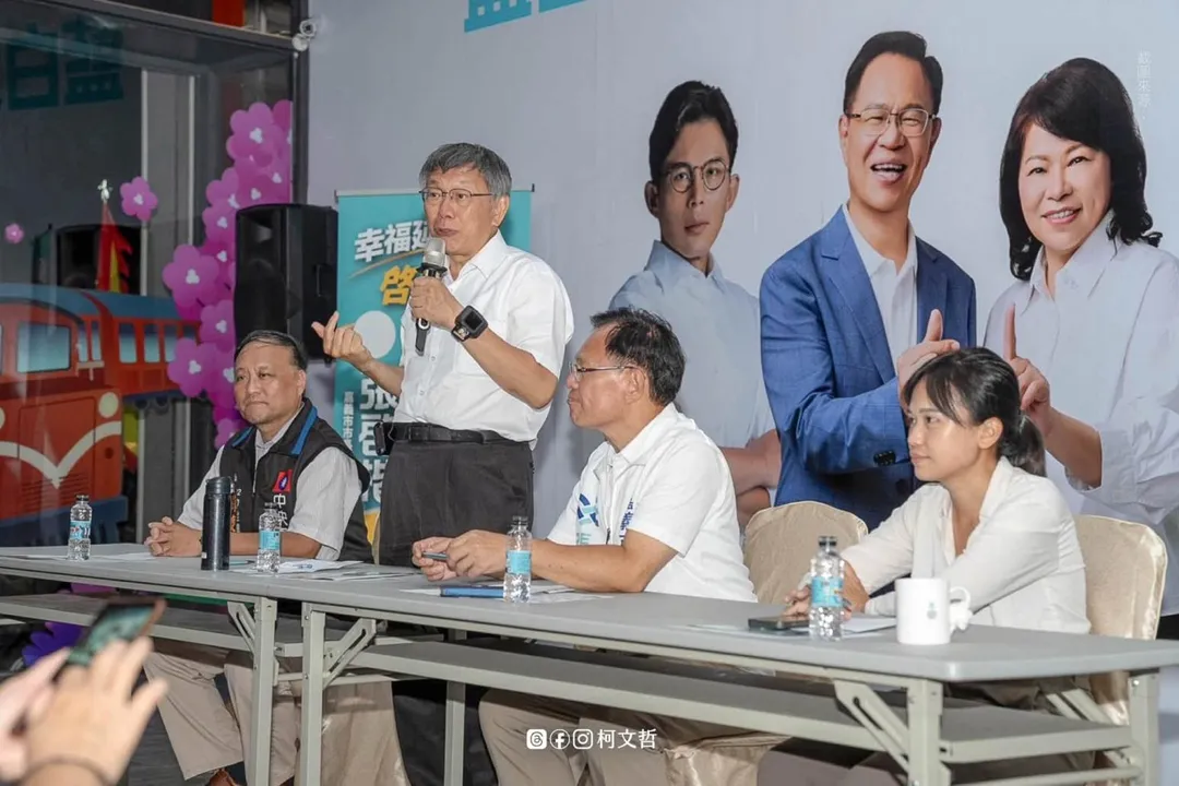 圖為柯文哲日前為嘉義市長參選人張啓楷輔選。(圖取自柯文哲臉書)