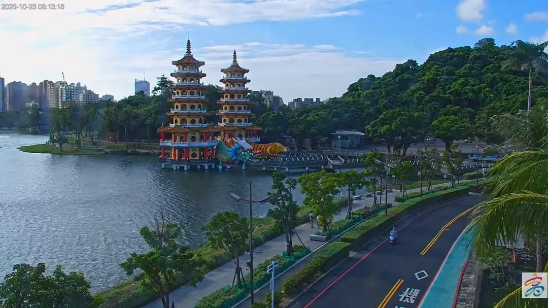 上午8時許，高雄蓮池潭無風雨且天色明亮。（圖／高雄旅遊網高雄蓮池潭4K即時影像）