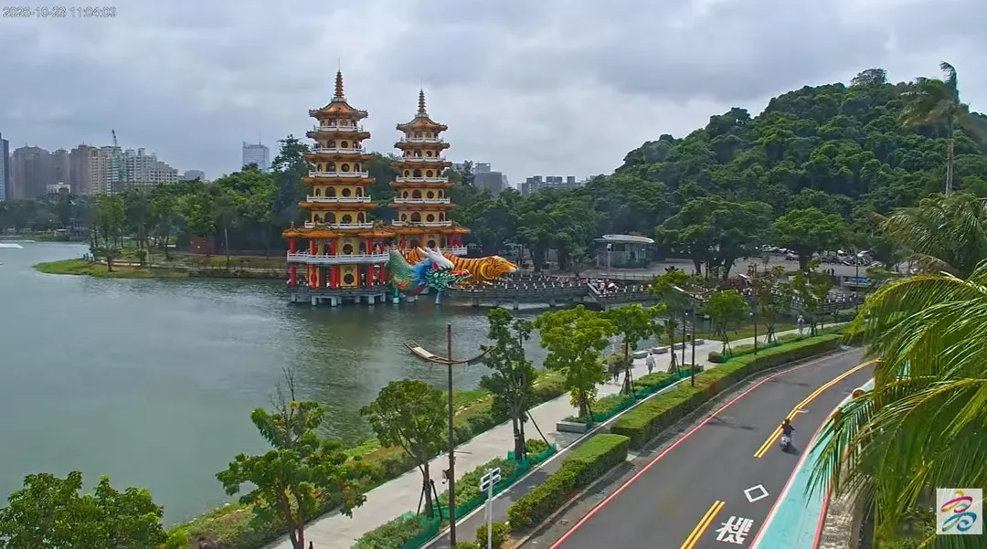 上午11時許，蓮池潭天色稍暗但仍無下雨。（圖／高雄旅遊網高雄蓮池潭4K即時影像）
